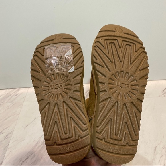 New! UGG Constantine Chestnut Short Boots 6 - Picture 14 of 15